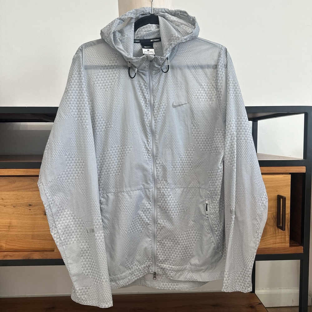 NIKE LIGHTWEIGHT JACKET 🤍
Size: M (fits women)